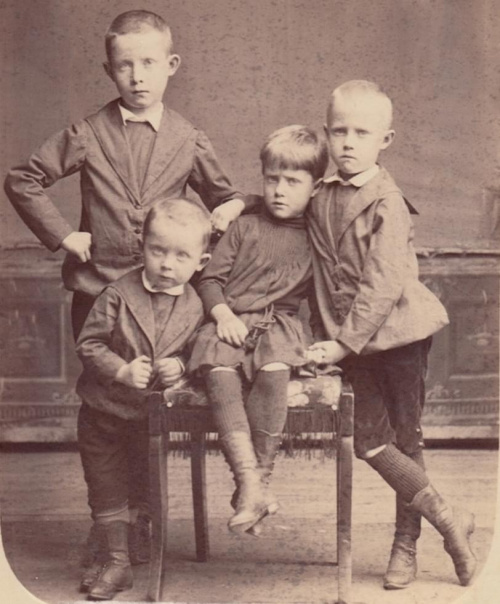 dzieci z rodziny Wasilewskich: Boris, Gleb, Olga i Avenir ~1894 Belozersk