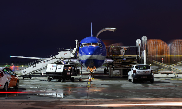 Pakowanie samolotu Cargo przed nocnym odlotem do Belgii