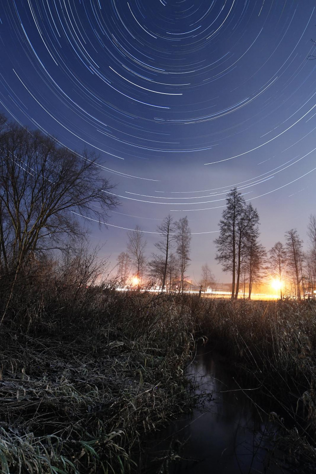 Startrails nad rzeczką