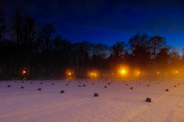 Zimowy wieczór na Cmentarzu Wojskowym.