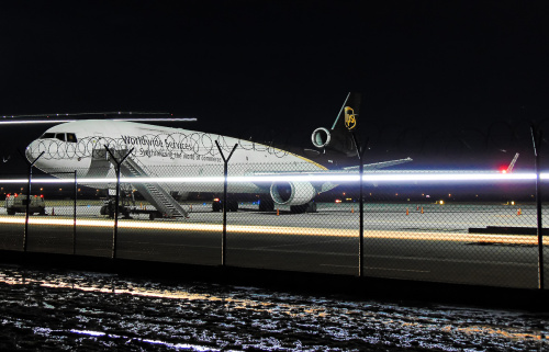 Piorunujący MD-11 UPS na płycie postojowej oczekuje na swój nocny odlot.