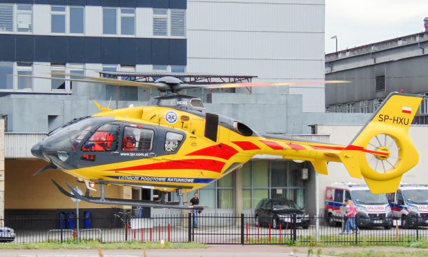 Helikopter ratowniczy startujący spod szpitala w Warszawie.