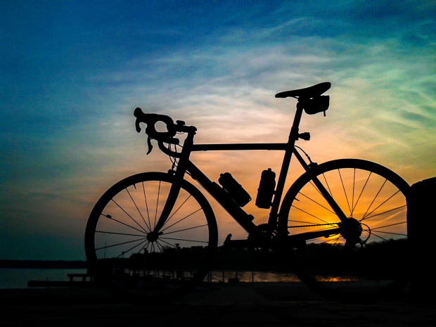 #szosa #rower #cycling #bike #słońce #slonce #zachód #zachódsłońca #pole #lato #wiosna #niebo #chmury #kolarz #kolarstwo #natura