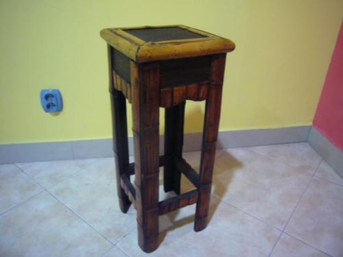 sprzedam stojak pod doniczkę, wykonany z drewna bambusowego, bardzo ładny, stylowy, przywieziony z Chin, cena 100zł