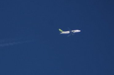 Zdjęcie wykonane przez teleskop Bresser SkyLux 700/70 lustrzanką Pentax K-S1. Crop. #teleskop #Bresser #SkyLux #Pentax #KS1 #Lotnictwo #RNAV #Spotting #ExtremeSpotting