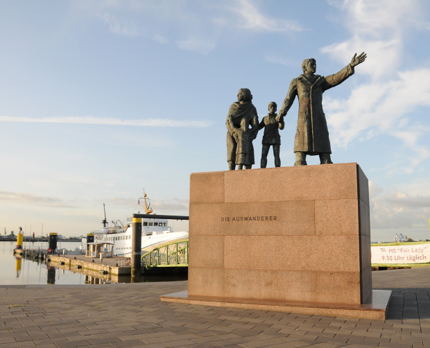 Bremerhaven -pomnik Emigrantow z tego placu wchodzi sie na pomost od ktorego odplywaja statki na wyspe Helgoland ,I ja na niej bylam ,miod i ...kawe :) pilam.. #Bremerhaven #pomik #emigrantow #historia #Bremerhaven