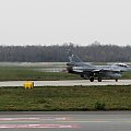 Startujący F-16 - cała ziemia drży