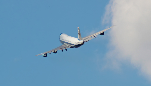 Air Force One z prezydentem USA na niebie