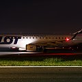 Embraer w porze nocnej przed wjazdem na pas startowy