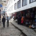 Uliczka w Namche Bazaar, prawie kopia uliczki z Lukli. Różnice można poznać po mniejszej ilości powietrza. W końcu to już 3400m npm.