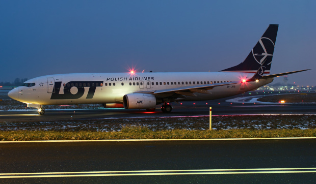 Boeing LOTu oczekujący na pozwolenie na start we wczesno-wieczorowej scenerii